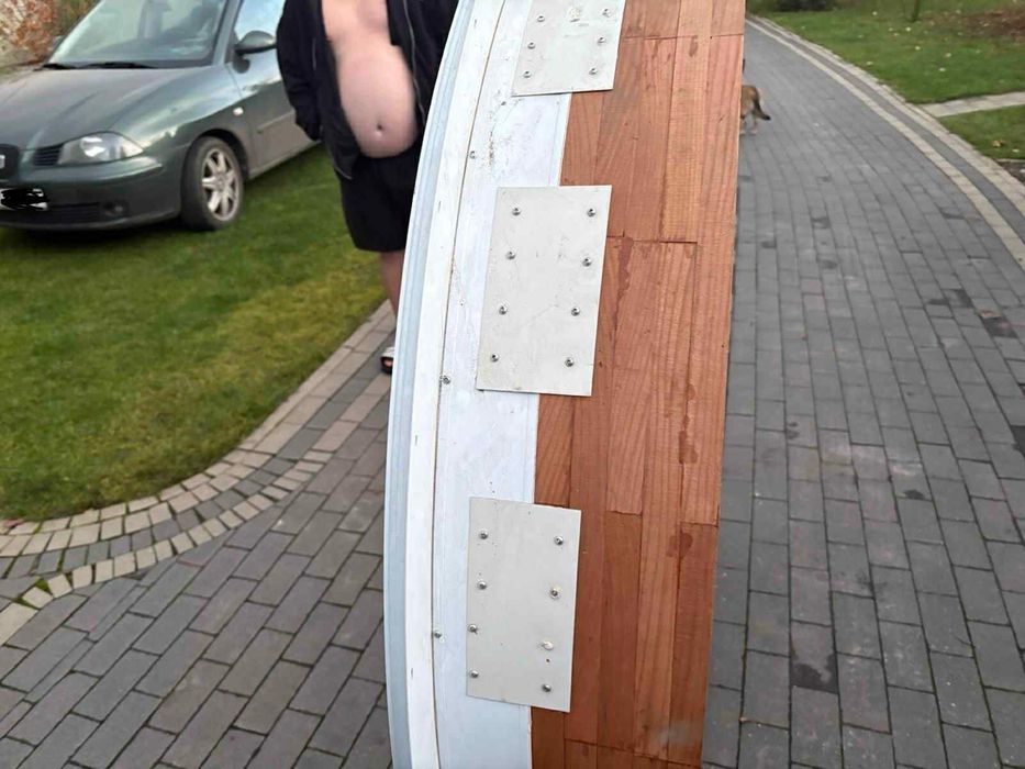 Okno, półkole drewniane obicie