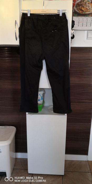 Czarne spodnie damskie.