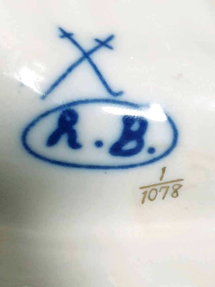 Rara antiga Pia de Agua Benta em porcelana alemã Sec. XIX