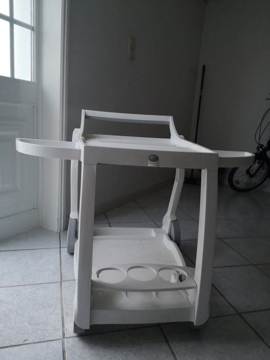 Carrinho para bebidas branco