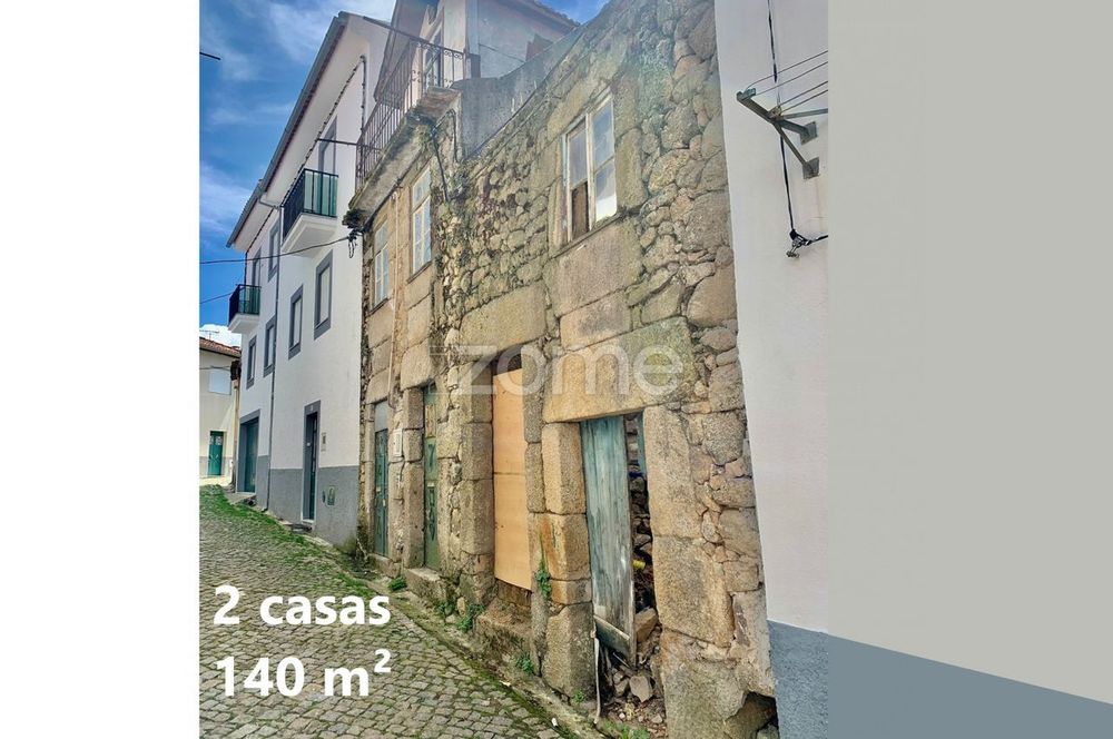 Duas casas em ruinas, em banda, 3 pisos, 140m2-Melo-Gouveia- Guarda