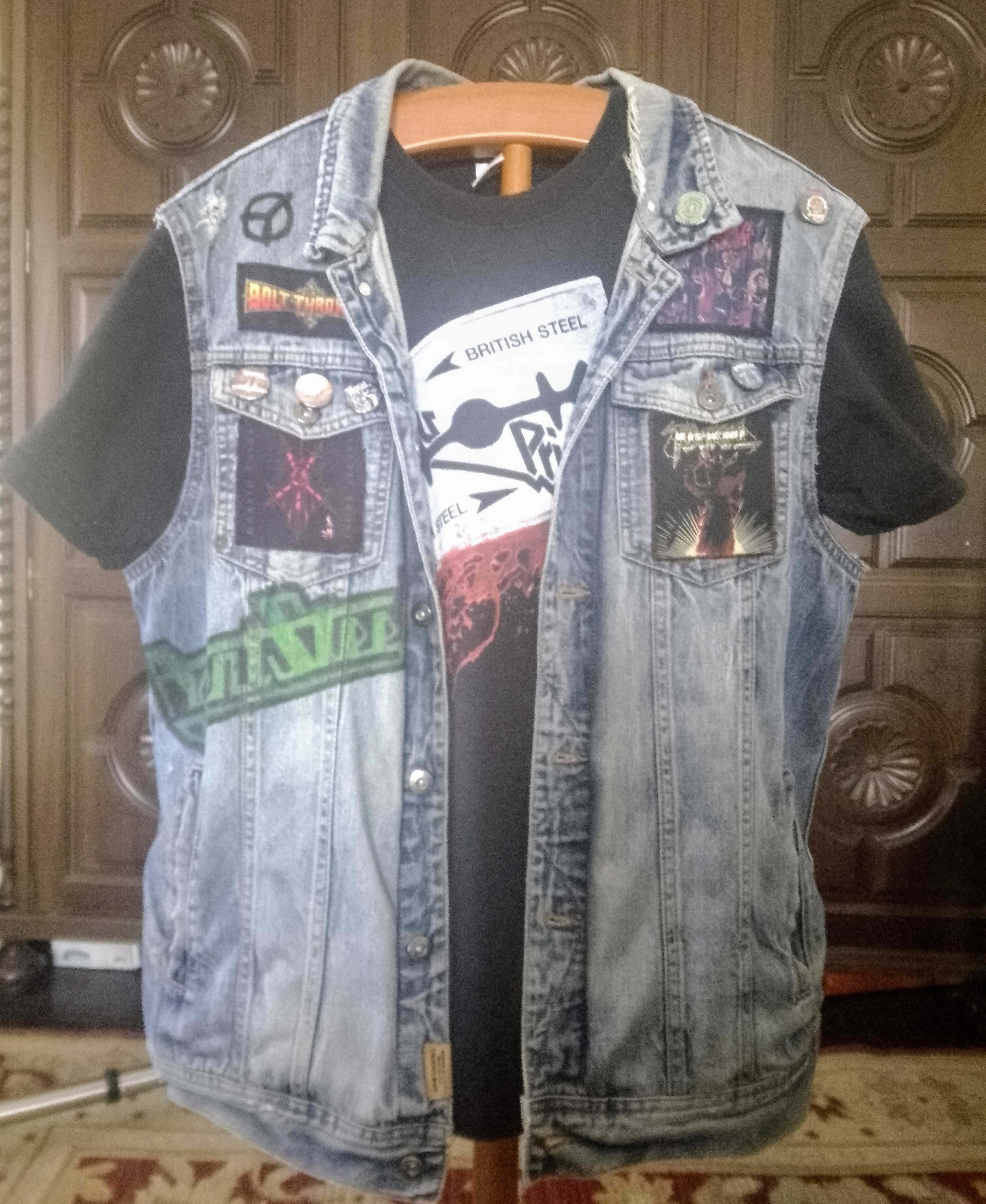 Colete com patches heavy metal