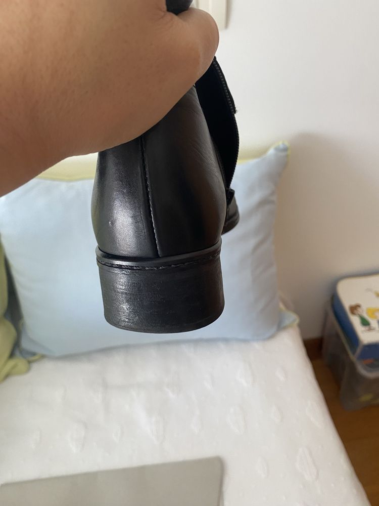 Vende -se botas usadas da marca JHAY