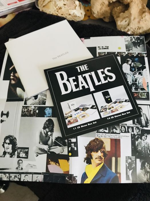 Box CD DUPLO BEATLES com livretos e fotos originais.