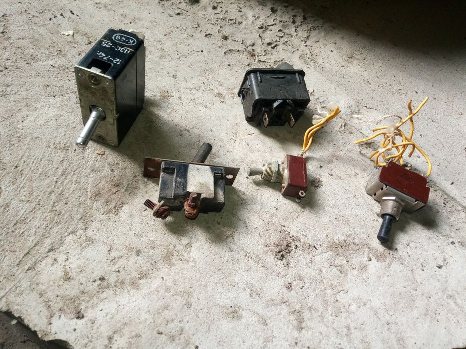 Тумблер, перемикачі двох- та трьохпозиційні