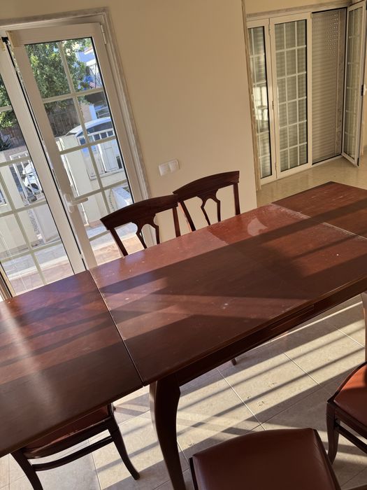 Mesa de sala extensivel e 6 cadeiras com forro em pele