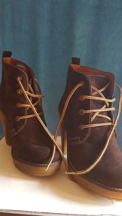 Botins em pele nº 35/36 novos
