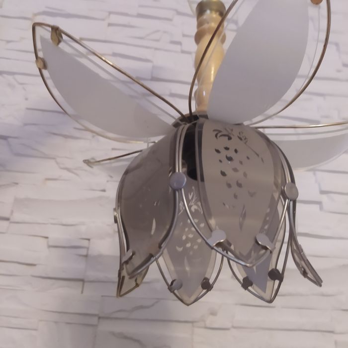 Zyrandol w kształcie kwiatka na jedna żarówkę.