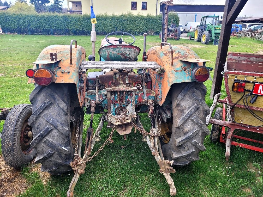 Zabytkowy stary traktor fahr d131w