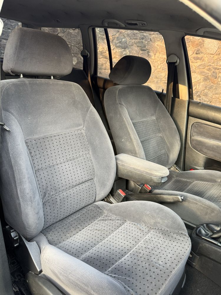 Volkswagen Golf 4 • Універсал • 1999 • 1.4 бензин • Чорний