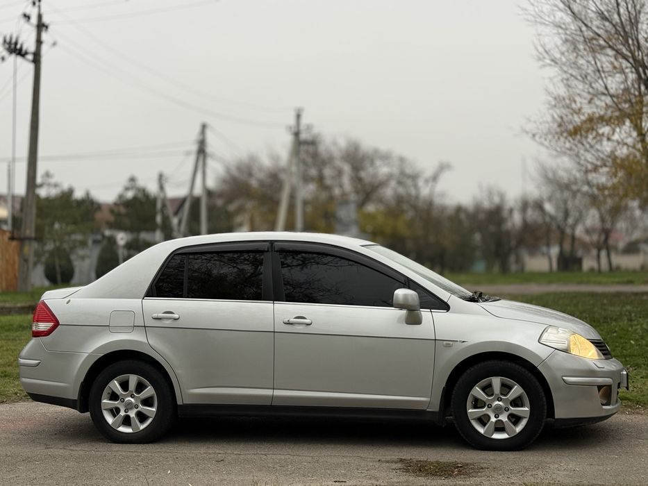 Nissan Tiida, автомат на гарній комплектаціі.