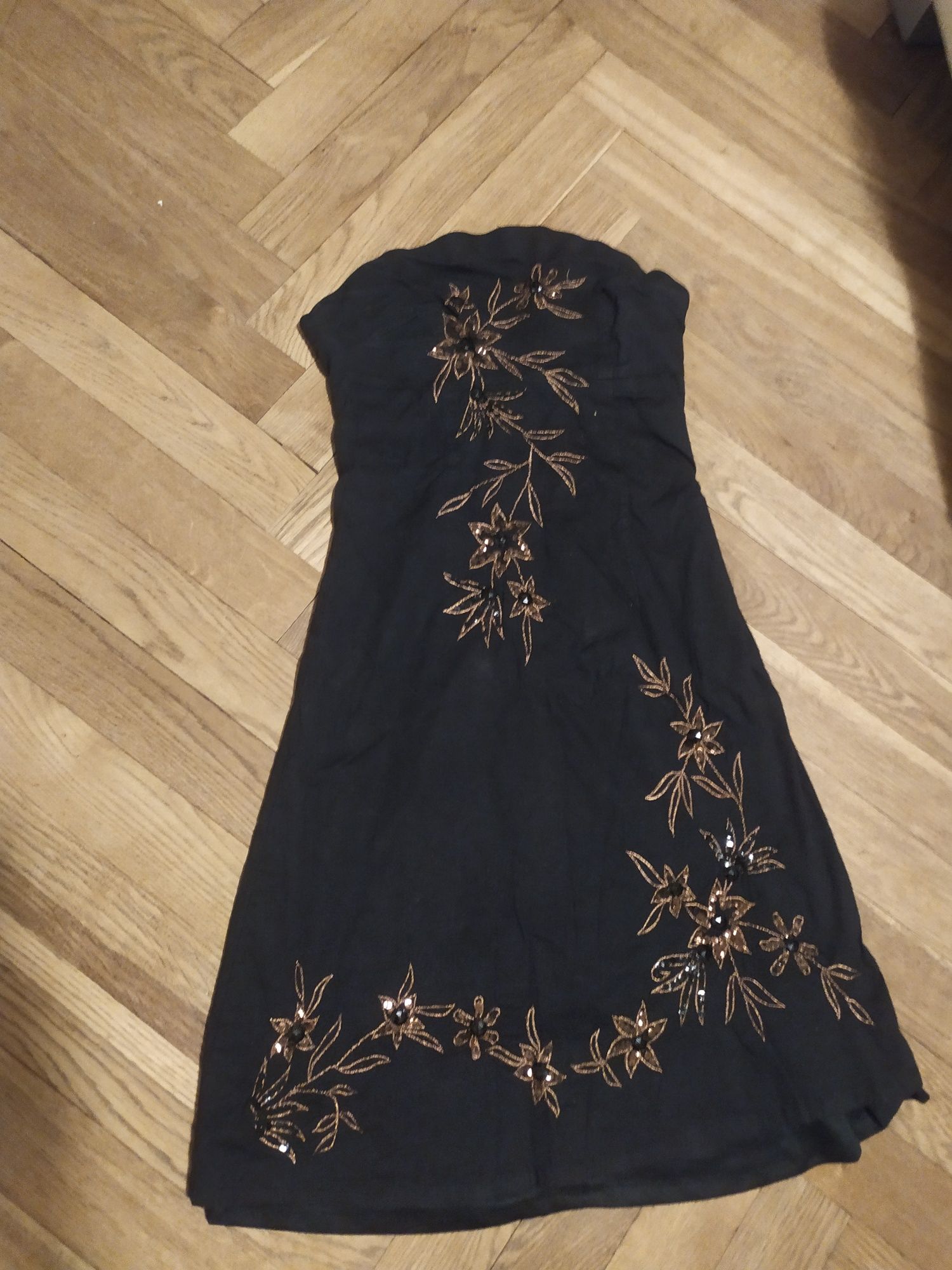 Czarna sukienka z kwiatami