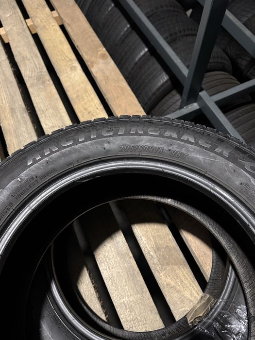 Шини зимні Б/У 205/60R16 Maxxis ArcticTrekker