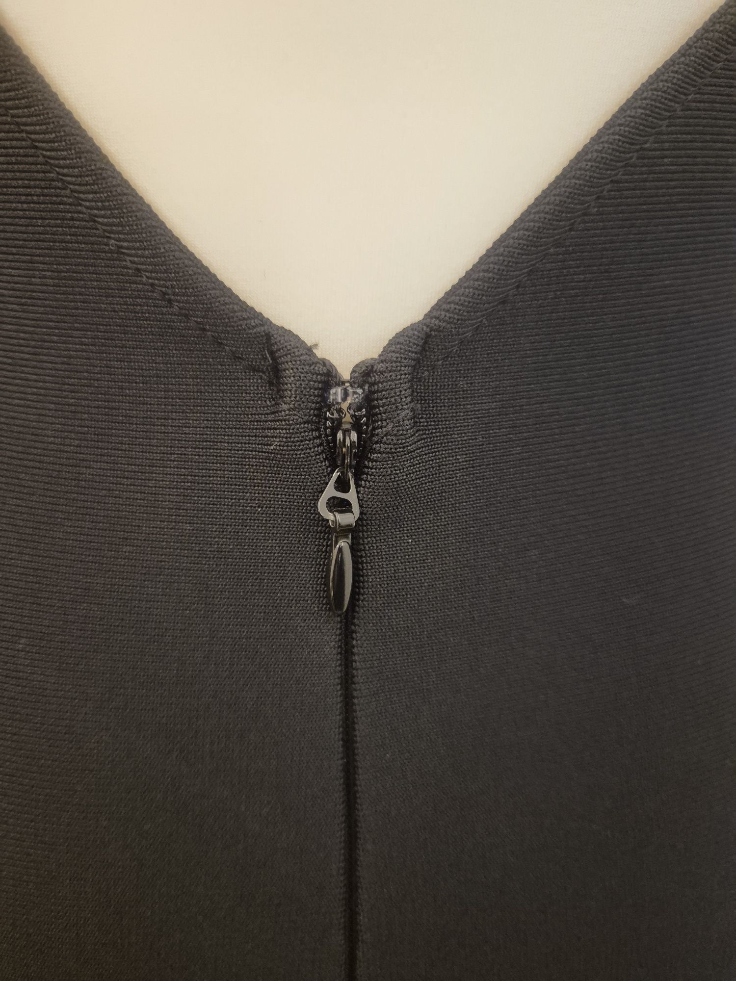 Czarna elegancka sukienka bez pleców S