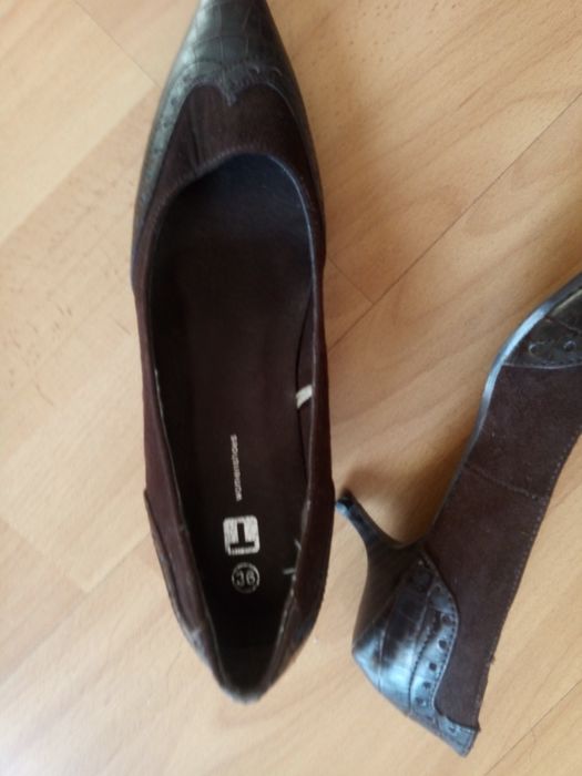 Sapatos em pele novos se