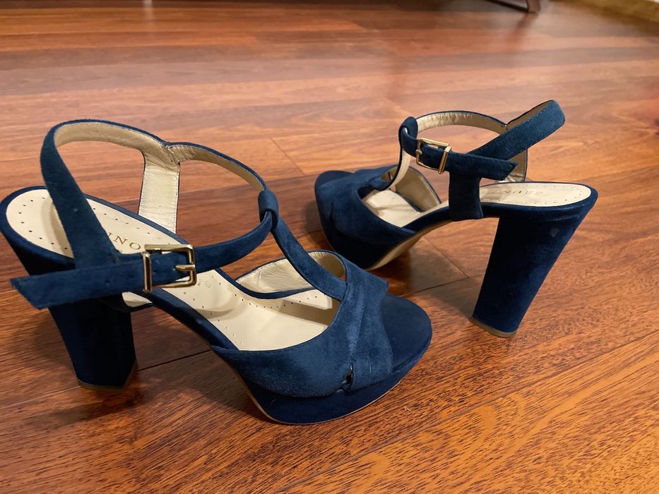 Sandálias em pele e bom estado