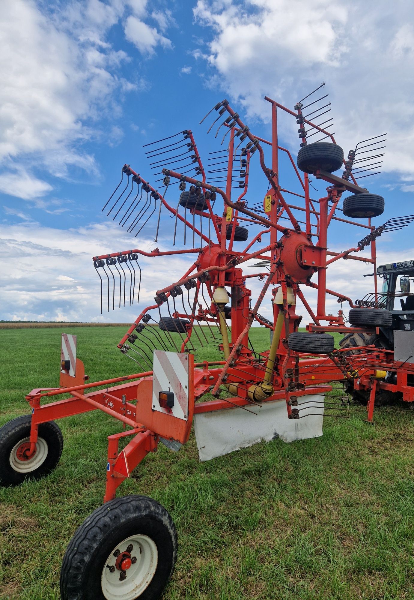 Zgrabiarka dwukaruzelowa Kuhn 7301 ,tandem, skrętna oś