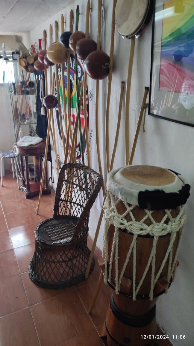 Instrumentos de capoeira e percussão.