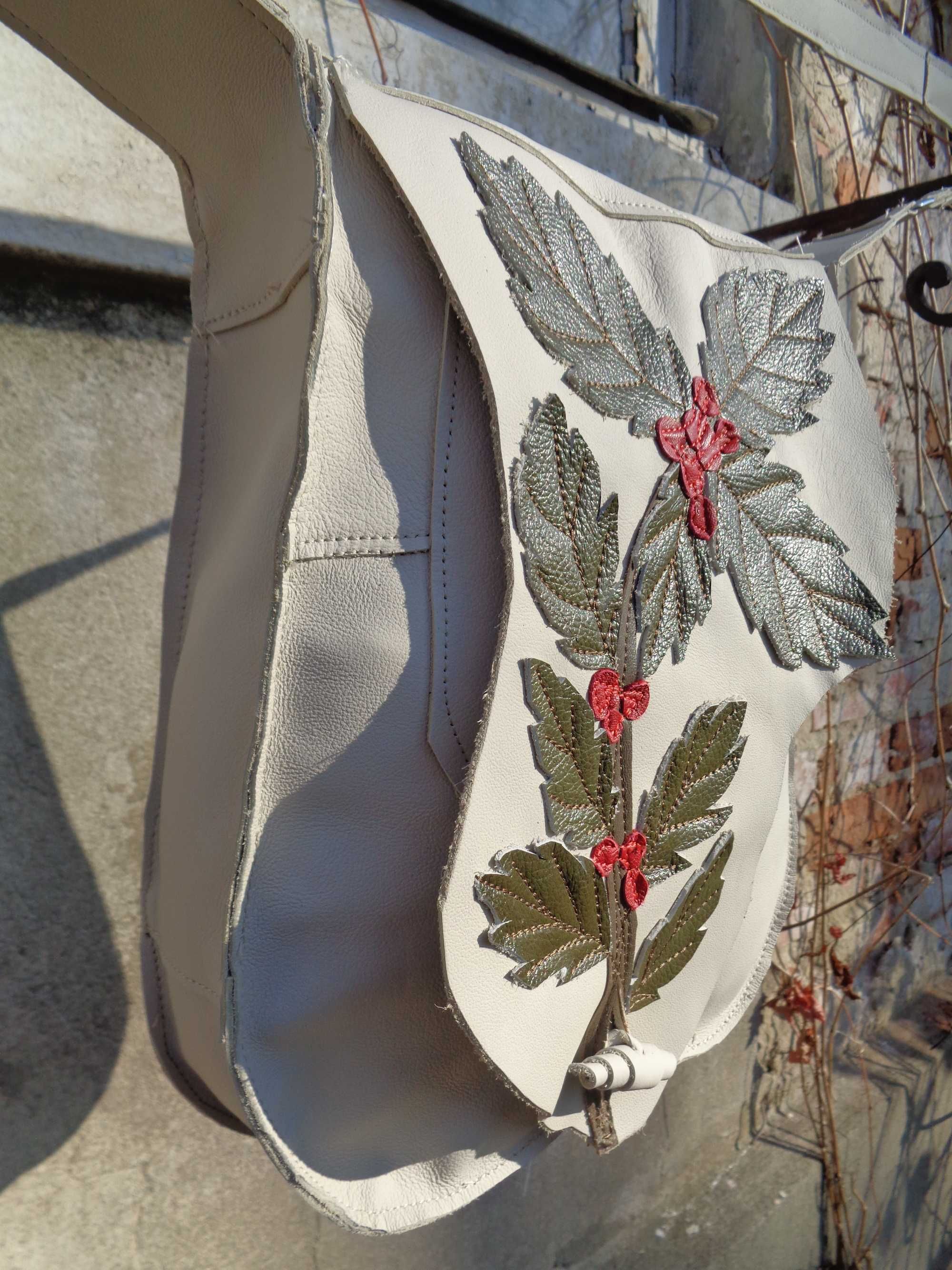 Artystyczna skórzana torebka z ostrokrzewem. Handmade