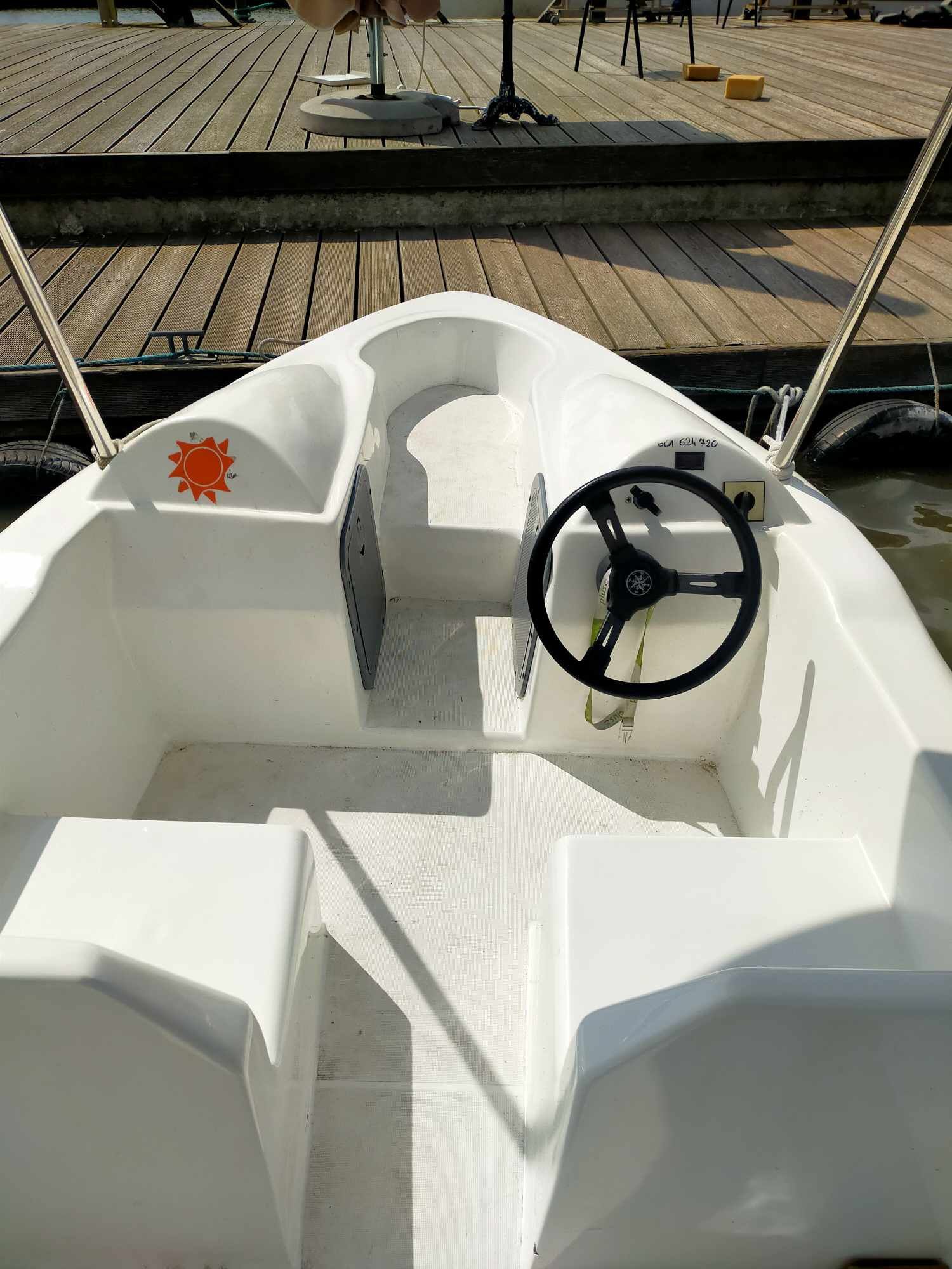 Łódka motorowa z napędem elektrycznym