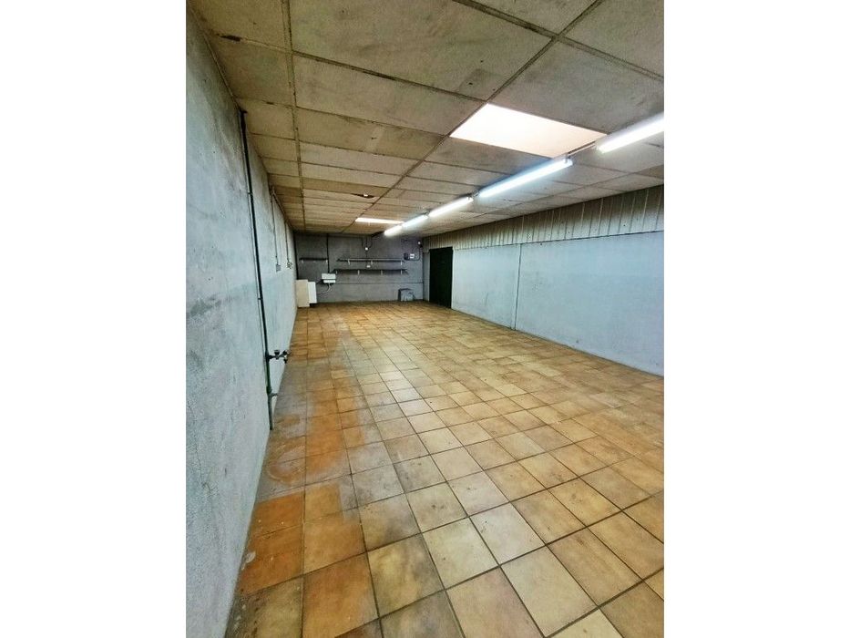 Armazém com 110 m2 em Vilar do Pinheiro