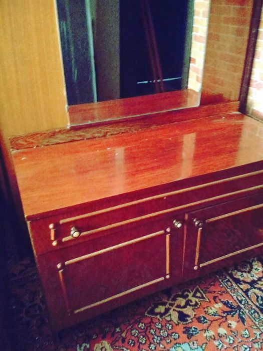 Тумбочка з дзеркалом