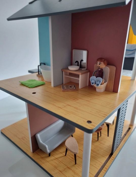 Duży drewniany domek dla lalek