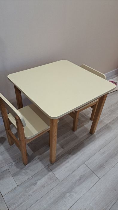 Дитячий стіл та два стільці