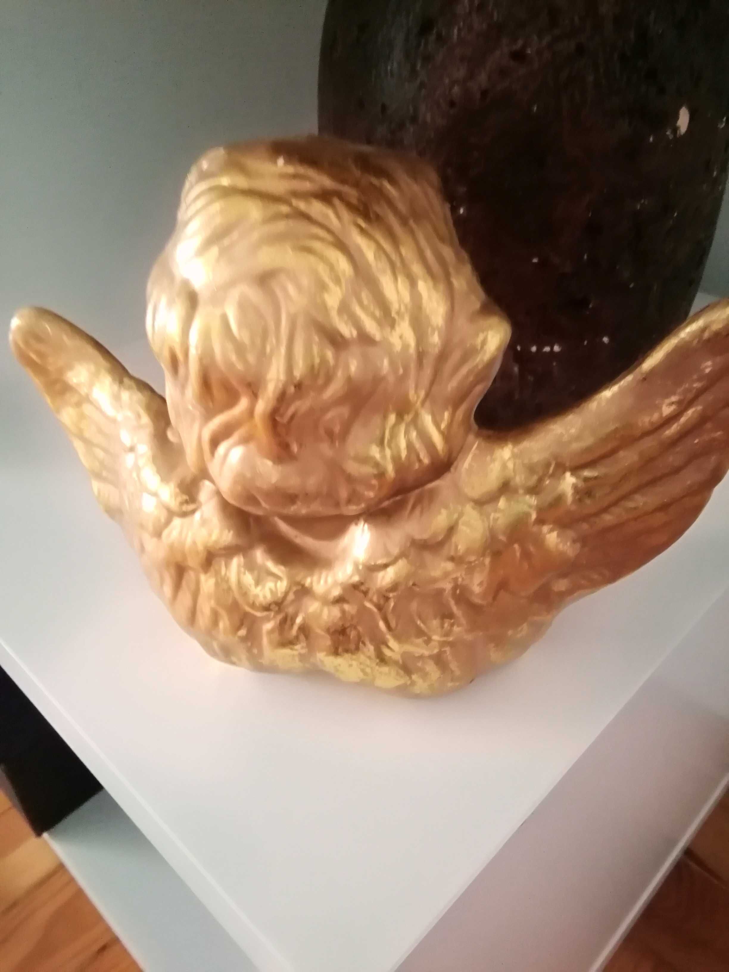 Anjo em cerâmica em talha dourada.