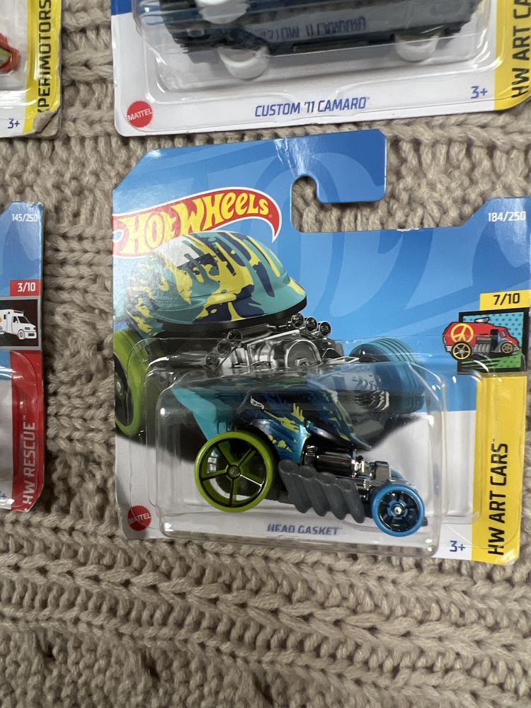 Zestaw 4 samochodow Hot Wheels