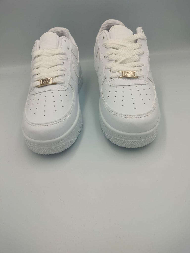 Nike Air Force 1+Gratis skarpetki Nike

Rozmiary dł. wkładki (cm):
36