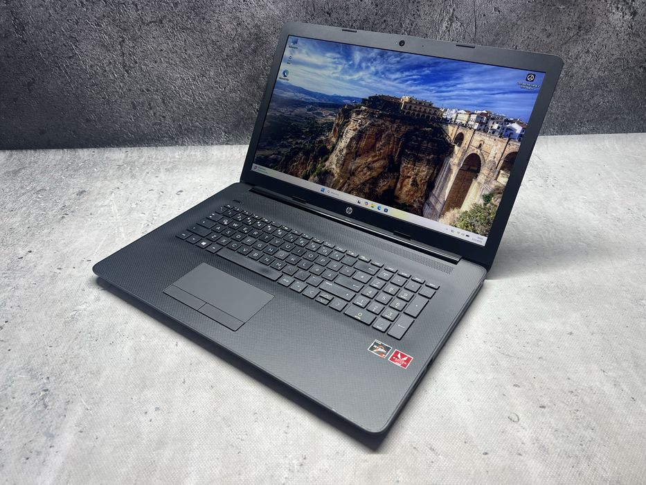 HP Pavilion / Ryzen 7 3700u 4.0GHz / 16GB DDR4 / 256SSD / VEGA10 /17.3