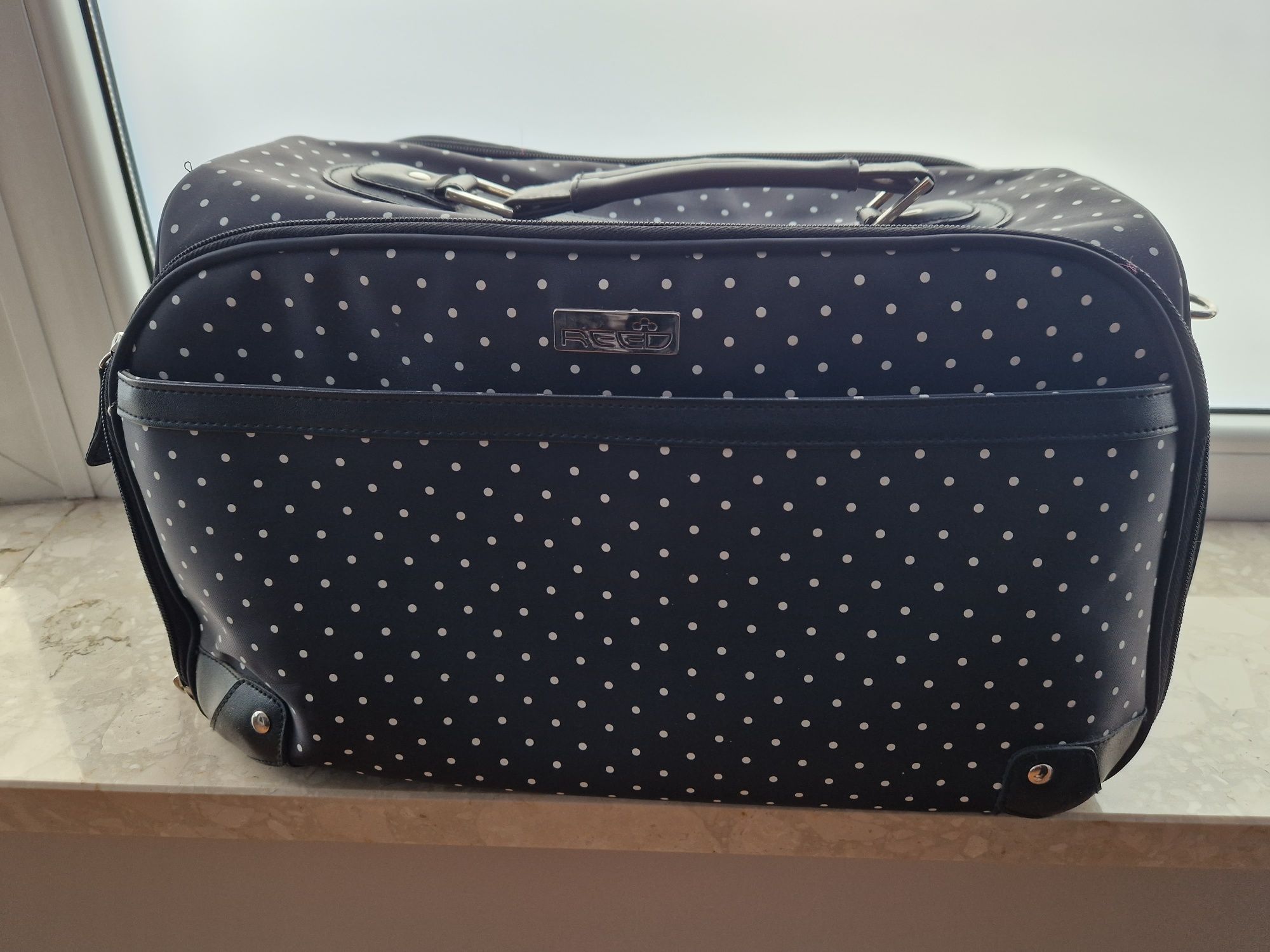 Przepiękny i bardzo funkcjonalny kufer podróżny z serii PINK SURPRISE