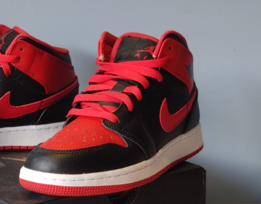 Air Jordan mid 1