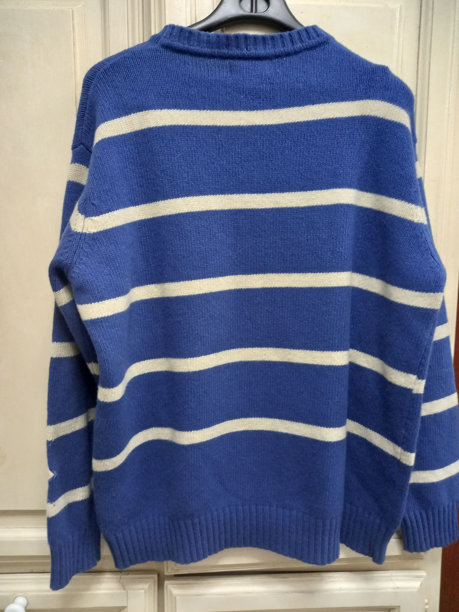 Camisola azul e branca da marca Haga
