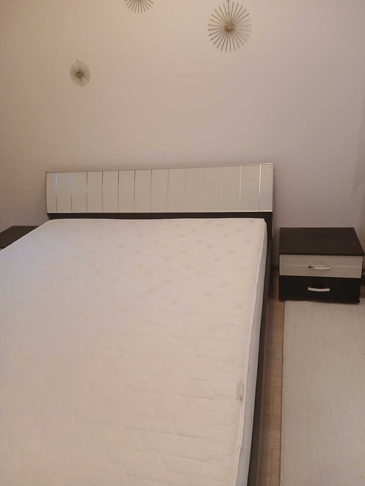 Łóżko z białym zagłówkiem + dwuosobowy materac