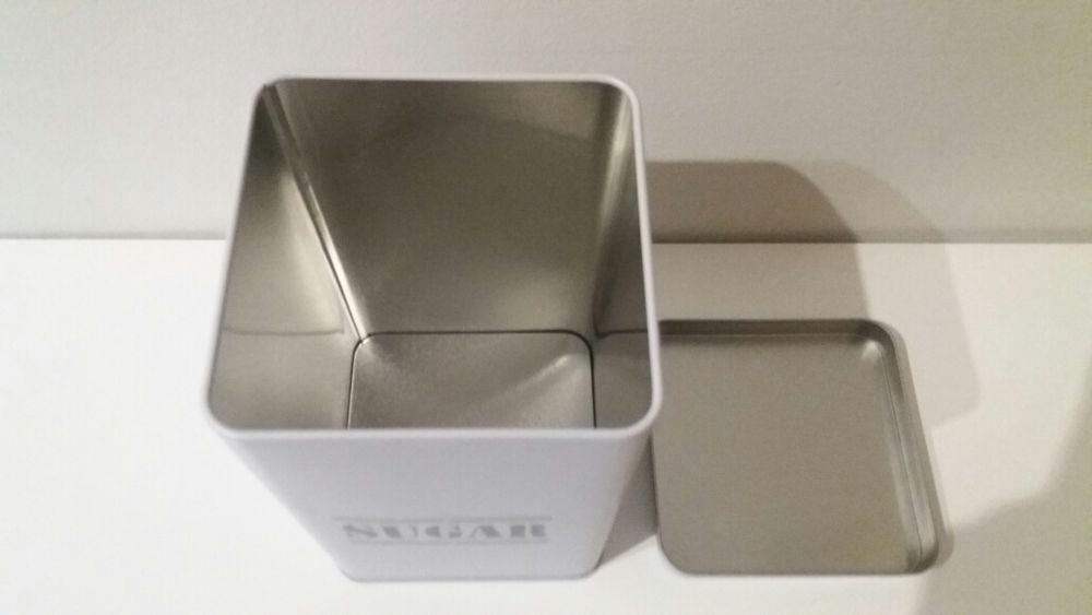 Conjunto de três latas