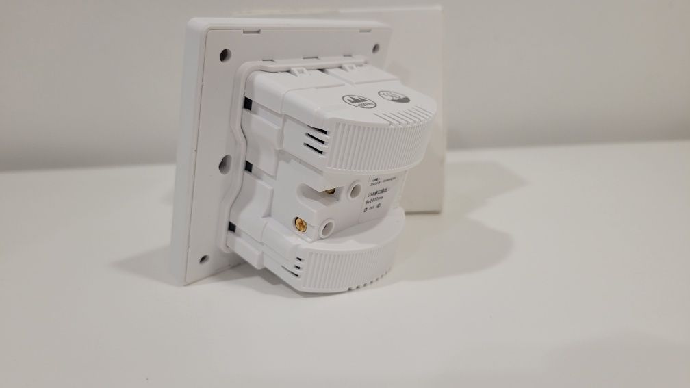Tomada 20W Dual USB-C Retatril 1 Entrada USB 12W, Type C