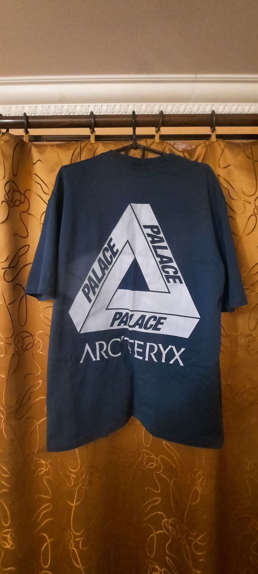 Продам футболку Palace-Arcteryx