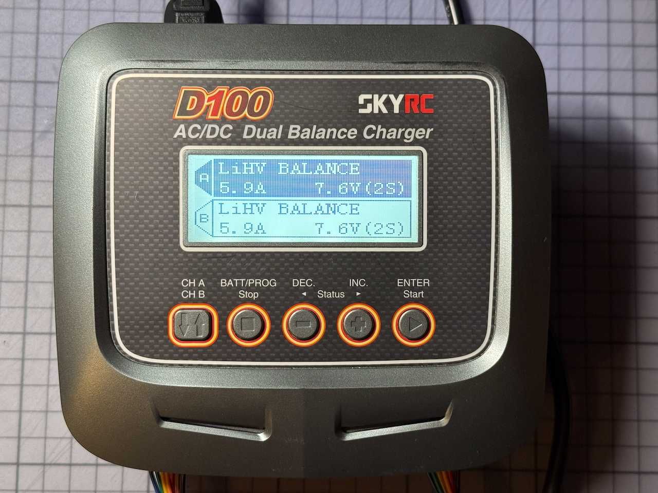 Carregador duplo SkyRc D100 com vários cabos de carregamento