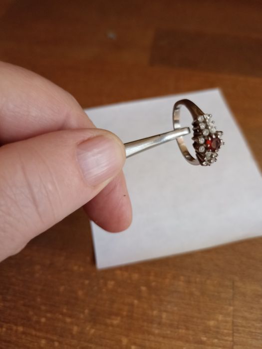 Продам серебряное колечко с розовым гранатом и циркончиками цена 500