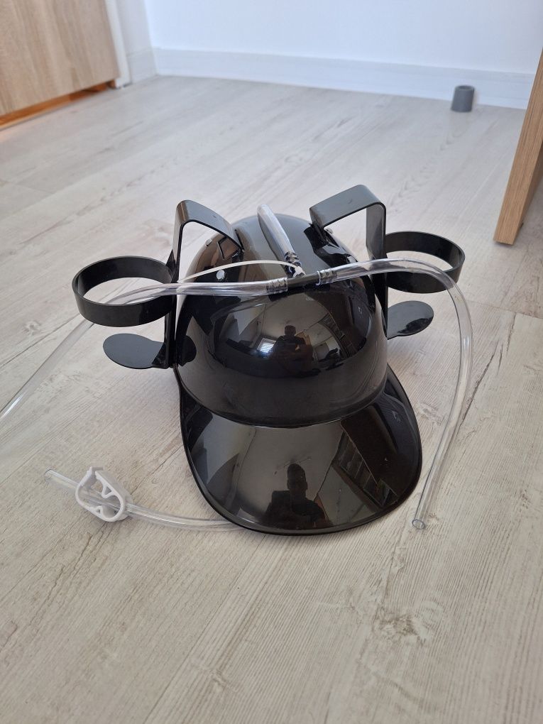Czarny kask na napoje
