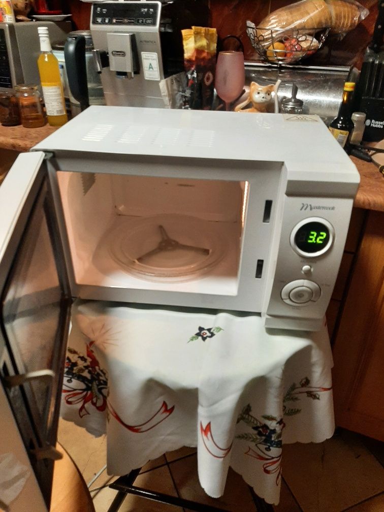 Kuchenka mikrofalowa Mastercook MM-17 GEB uszkodzona nie załącza się