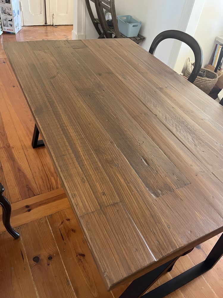 Mesa de madeira com pes de ferro preto
