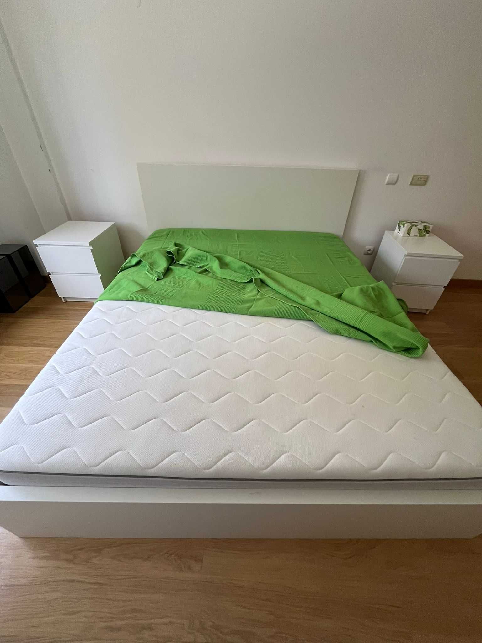 Cama, colchão e mesa de cabeceira, valores separados