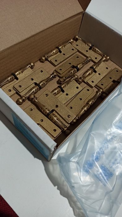 Dobradiças douradas