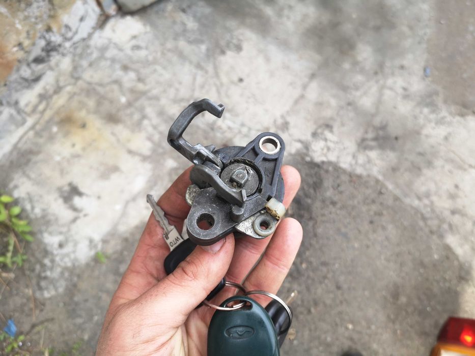 Замок Audi 100 C3 80 90 B2 задний с центральным замком багажника