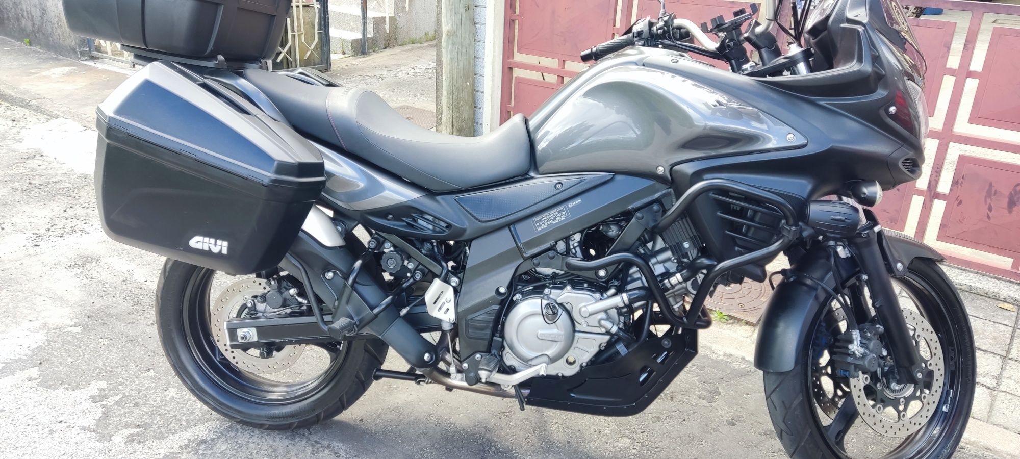 Suzuki v-strom 650 carregada de extras