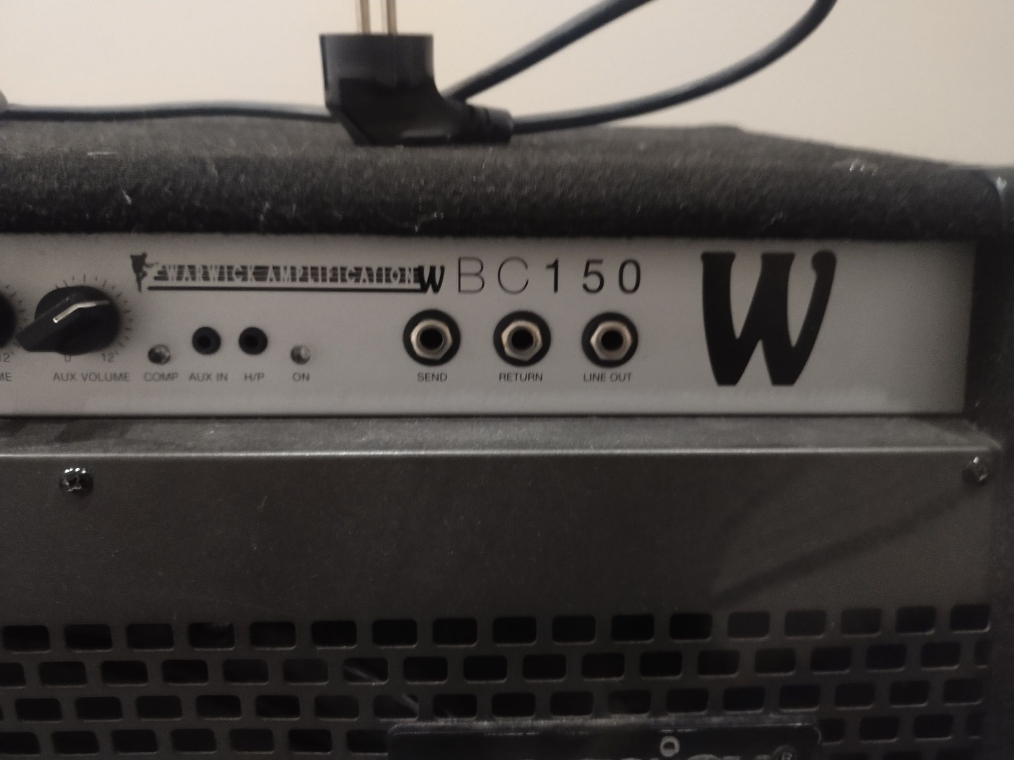 Gitara basowa , piecyk , dwa kable, stojak na gitarę, pokrowiec