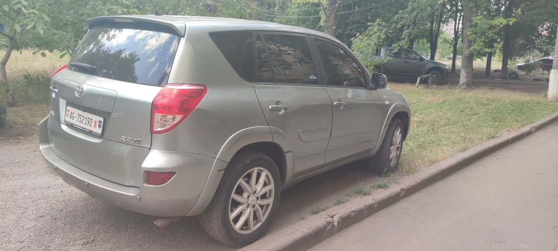 Автомобіль Тойота рав4